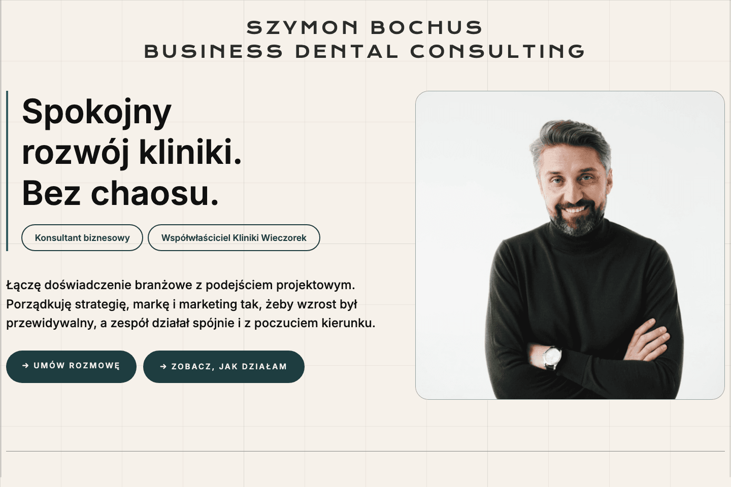 Strona Szymona Bochusa na komputerze: opis doradztwa i przyciski po lewej, portret po prawej